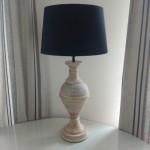 белая деревянная настольная лампа