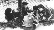 «Европа должна помнить, на что способны люди, в частности Германия», - написал Манфред Вебер в мемориальной книге музея Освенцима