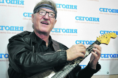 18 листопада 2011, 9:44 Переглядів:   Ізмайлов пояснював на пальцях техніку теппінг на улюбленій гітарі, інкрустованою білим золотом і перламутром