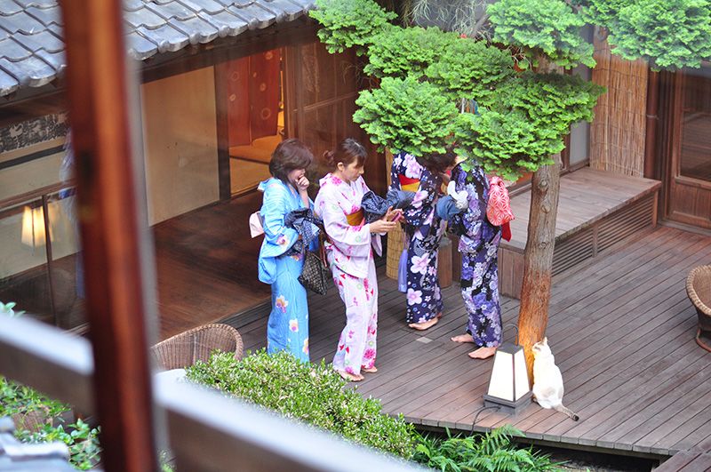 Жінки в юката в японській традиційній готелі Рекан