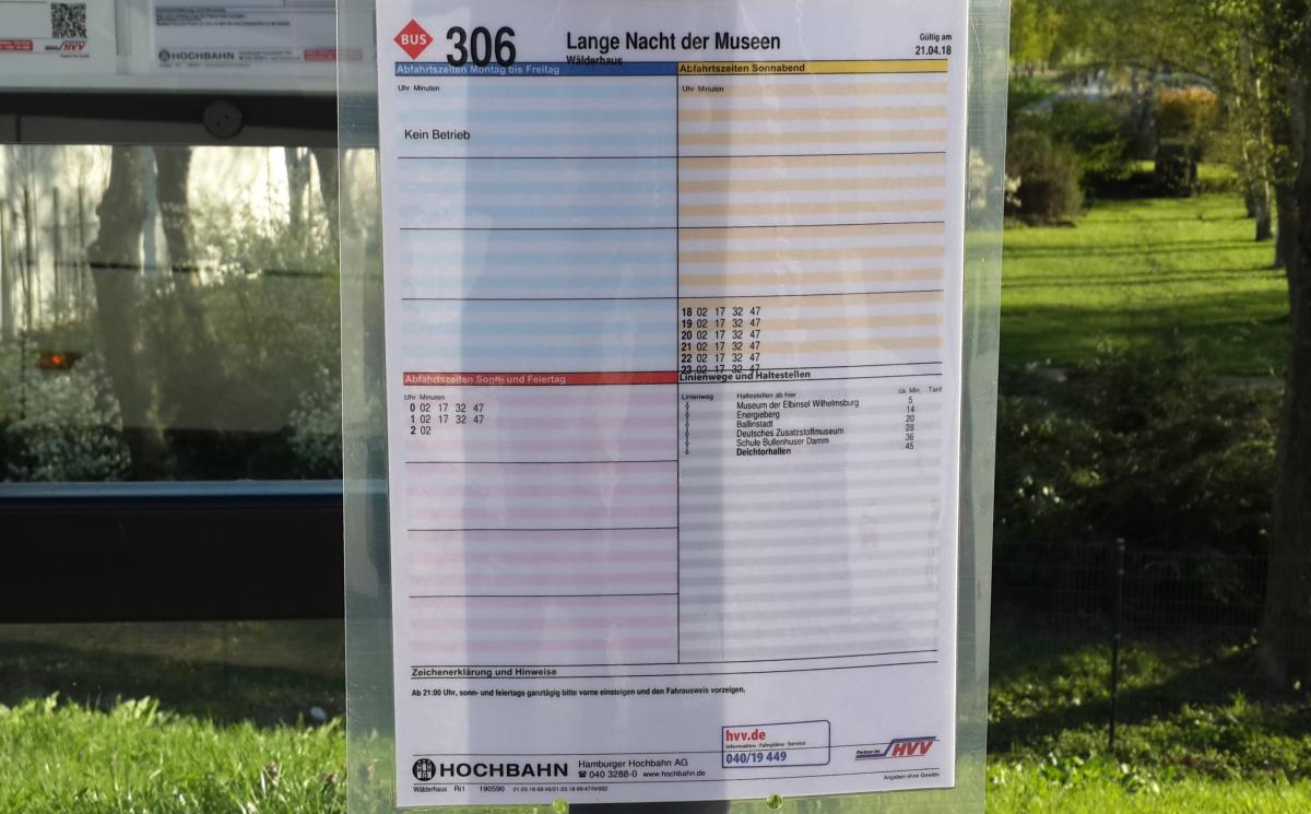 Тут же, як і на всіх зупинках по маршруту, були розвішані інформаційні листи з детальним розкладом руху транспорту в рамках заходу