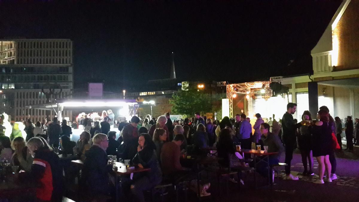 Крім того, на «головній» музейної площі були встановлені дві сцени - на одній з них з самого початку проходила розважальна програма для розігріву відвідувачів, а на інший, коли стемніло, діджеї щосили ставили хіти 80-х