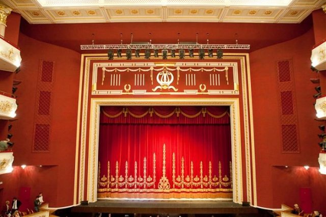 Самарський академічний театр опери та балету заслужено відноситься до головних визначних пам'яток   Самари   і прекрасно вписується в її нинішній образ