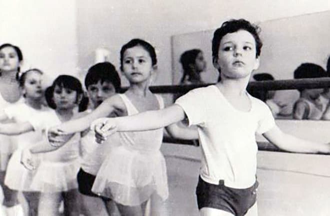 Хлопчик з'явився в родині артистів балету, тому його подальша доля і кар'єра були наперед відомі