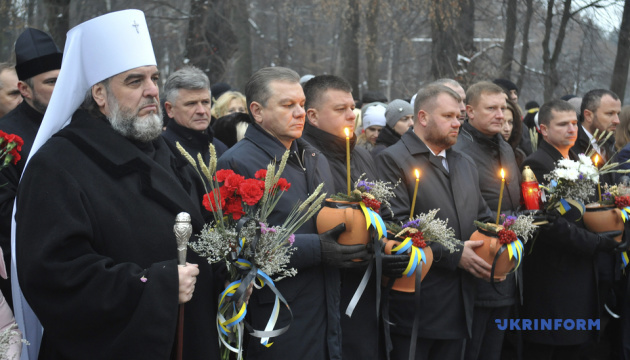 Жителі мітингом-реквіємом вшанували пам'ять жертв Голодомору / Фото: Лапін Олександр, Укрінформ
