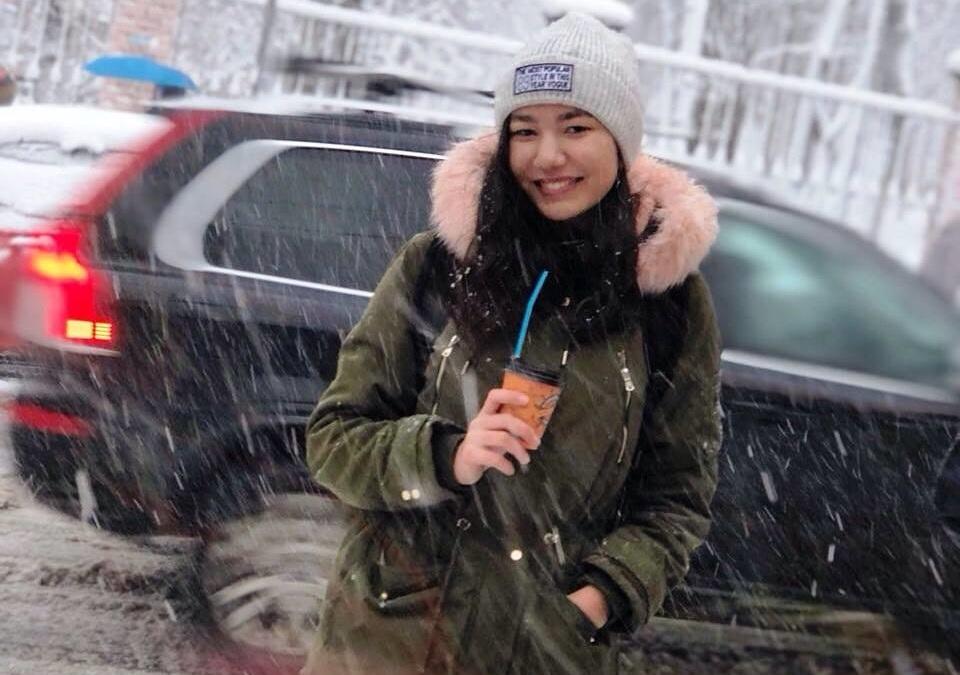 За даними ЗМІ, до суїциду дівчину могли підштовхнути труднощі при навчанні та непорозуміння з керівництвом вузу