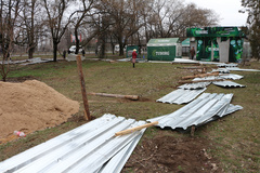 11 березня обурені перспективою появи замість зеленої зони АЗС по сусідству жителі цього будинку знесли будівельний паркан