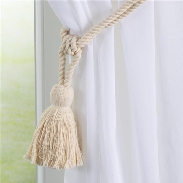 Шнур можно закрепить на крючках, прикрепленных к стене, но он также может завязывать ткань таким образом, чтобы он свободно висел