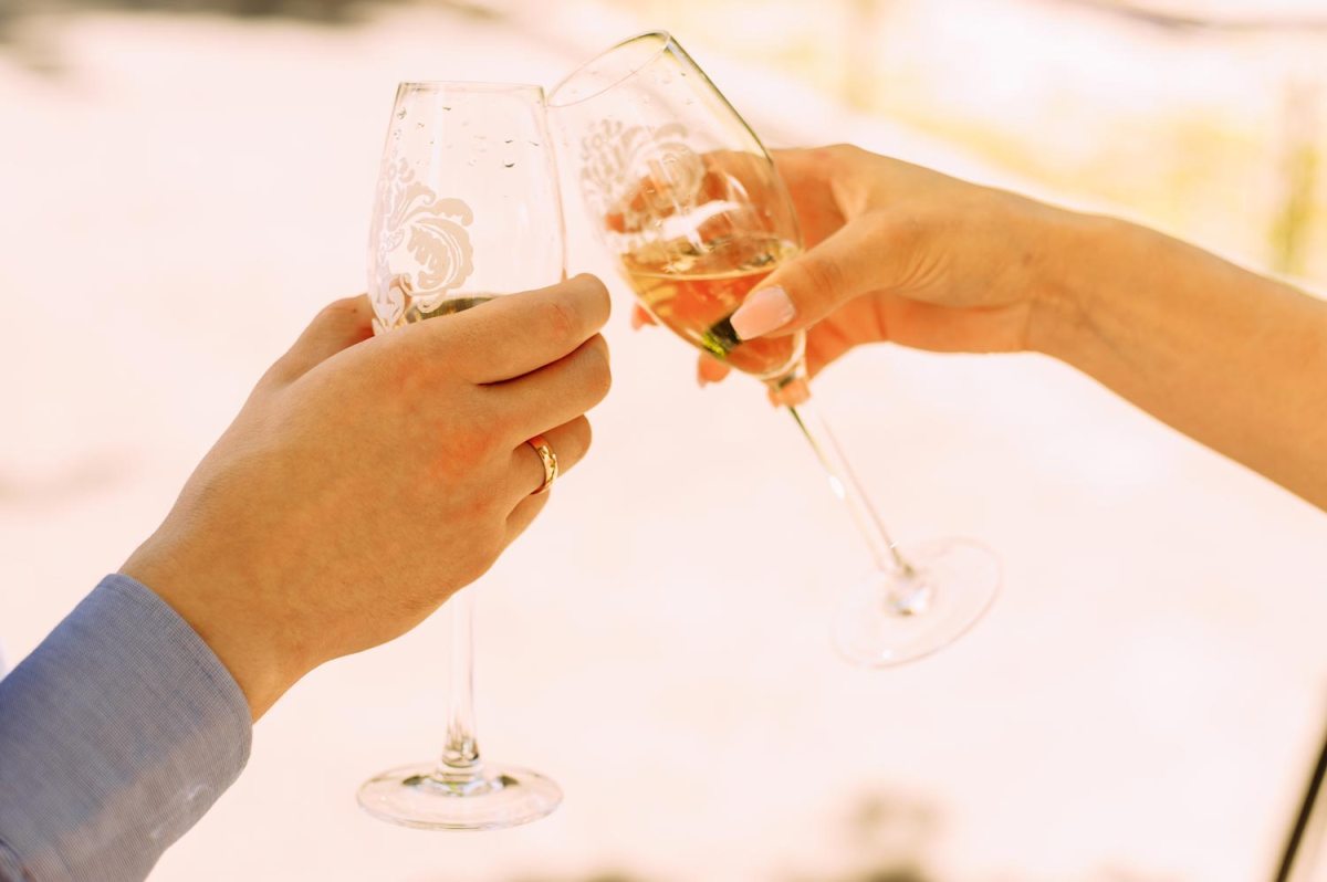 Відкриття пляшки шампанського можна зробити з великою кількістю піни і зняти це на фото, а після залишився шампанське можна просто випити з гостями весільної фотозйомки