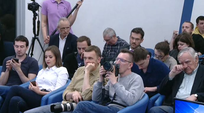 Прес-конференція в Москві тривала трохи більше години, на ній були присутні близько 2 десятків журналістів, з них тільки 1 журналіст з України,   якої Азаров брав на кпини і читав мораль