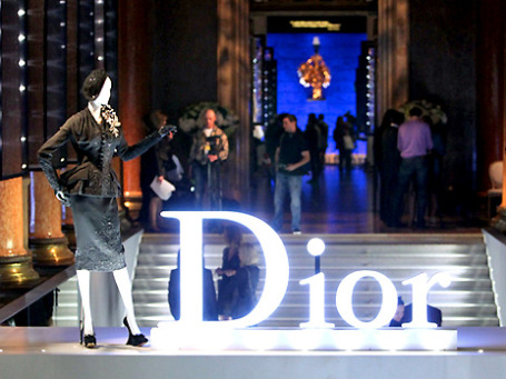 110 суконь від Dior, картини Ван Гога і Ренуара, відбиваючись і дроблячись в паризьких дзеркалах, до невпізнання змінили Пушкінський музей   Так до 24 липня буде виглядати Пушкінський музей