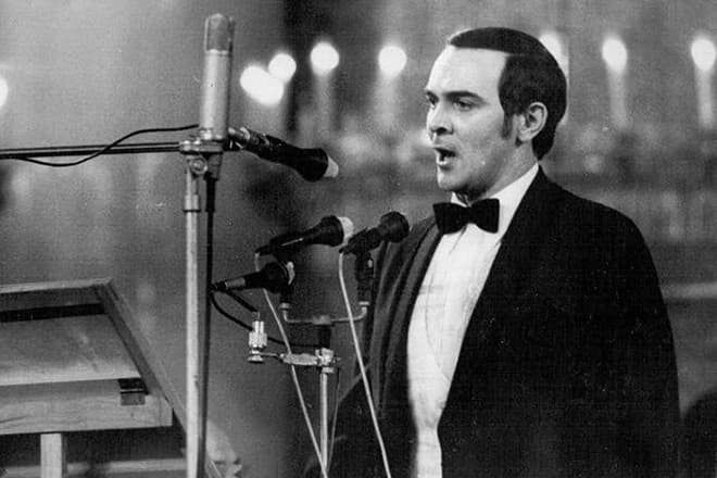 У 1964 році вокаліст на 2 роки відправився на стажування до міланського театру «Ла Скала»