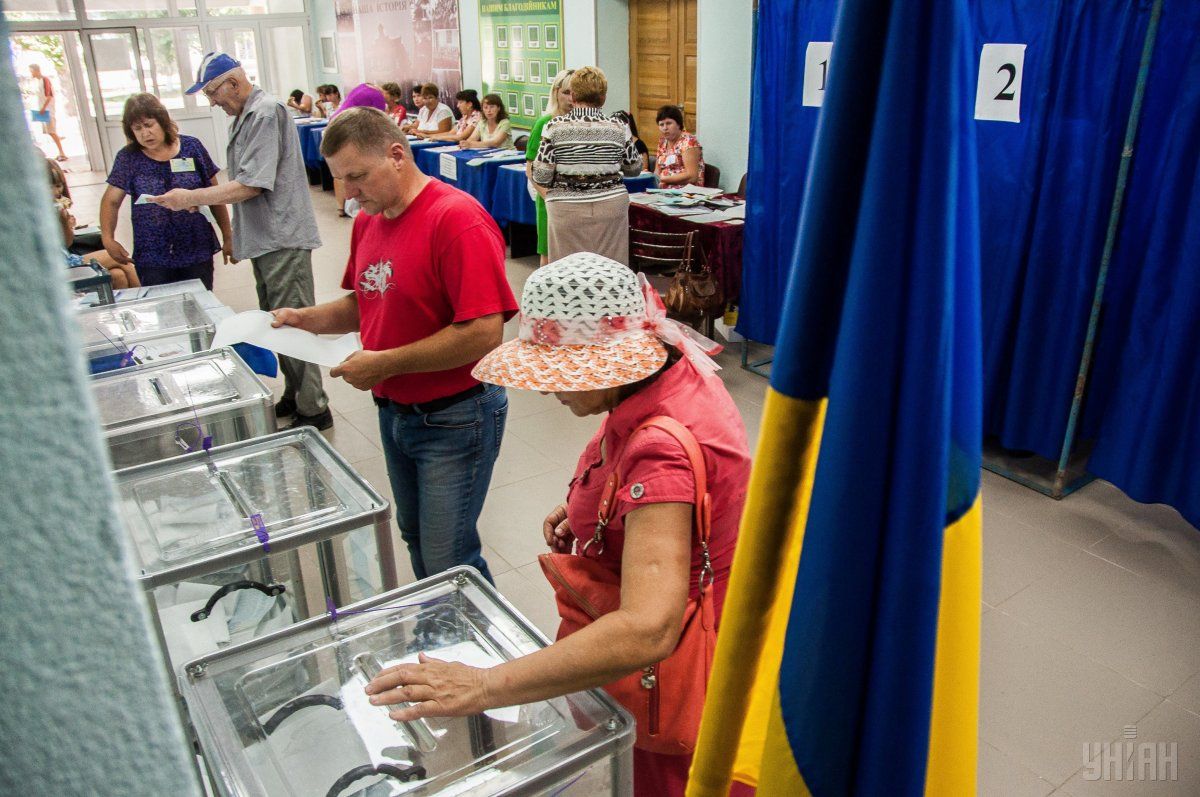 Зараз в опитуванні по президентських виборах лідирує Юлія Тимошенко, 2-й рядок «ділять» Анатолій Гриценко і Олег Ляшко, 3-ю - Юрій Бойко, Петро Порошенко і Вадим Рабинович