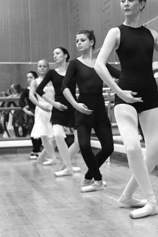 Звичайно, навіть скромні успіхи дорослих учнів балетного класу досягаються тільки шляхом завзятості і праці, помножених на витрачений час