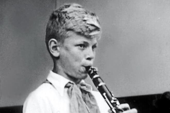 У 13 років він вже організував перший оркестр і сам писав оркестровки до своїх п'єс