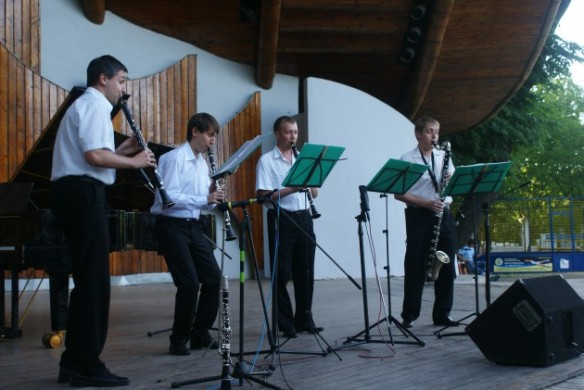 Цього року наш колектив брав участь в щорічному фестивалі   «Київські літні музичні вечори»   , Що проводиться у відкритому театрі в Маріїнському парку міста Києва ( «Ракушка»)
