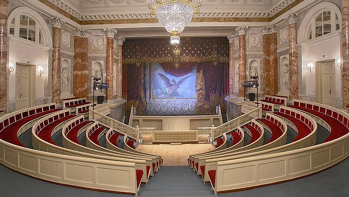Ермітажний театр на Палацовій набережній - це не тільки культурний центр Петербурга, але і пам'ятник світової архітектури