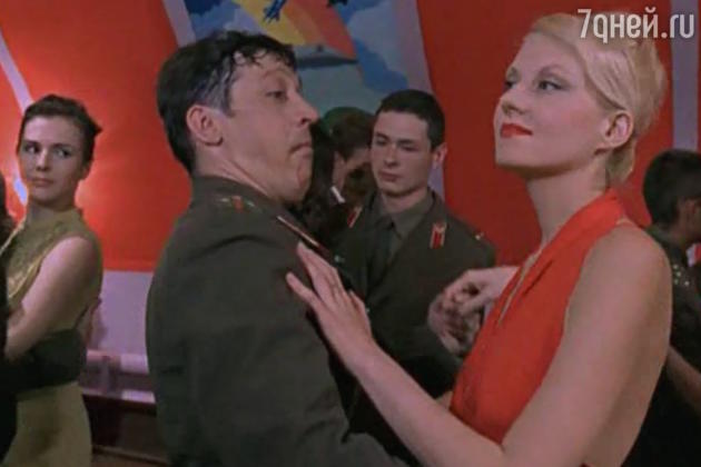 Старший лейтенант Джгут (Михайло Єфремов) і Альбіна Ворон (Рената Литвинова)