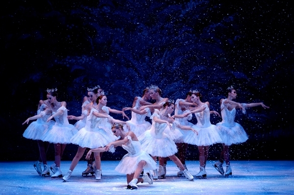 Глядачі побачать класичний балет «Лускунчик» з оригінальними костюмами, але це буде незвичайна вистава, адже сцену покриють 3,5 тоннами льоду - по інноваційній техніці, створеної для Австрійського балету на льоду