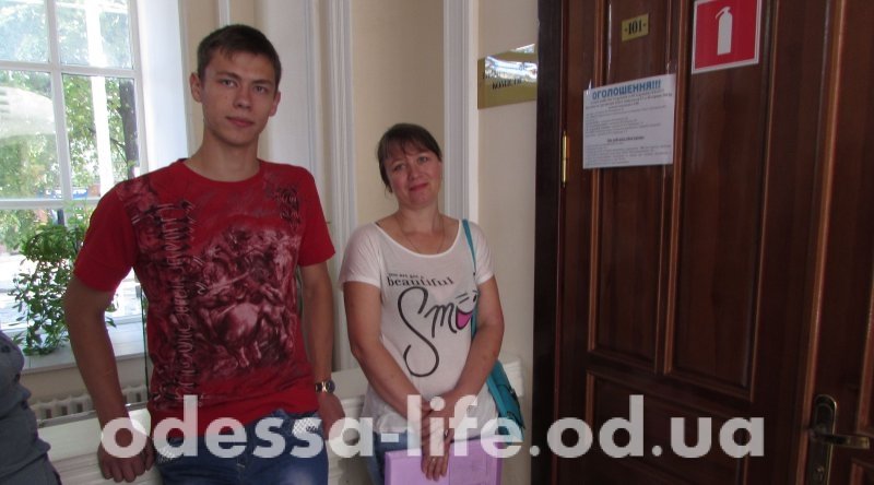 Одесит Максим Столяренко разом з мамою Оленою випробовують долю в приймальні комісії Аграрного університету