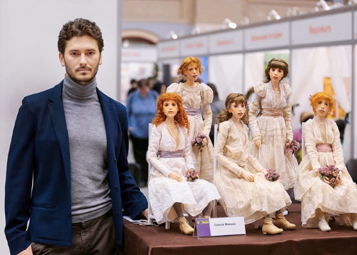 Михайло Зайков зі своїми роботами на виставці ляльок