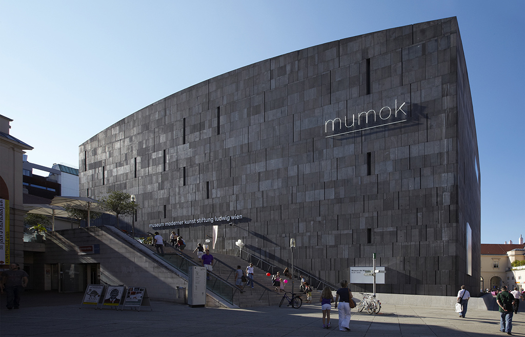 Поряд з власною колекцією, MUMOK показує одночасно і дві-три тимчасові виставки актуальних художників