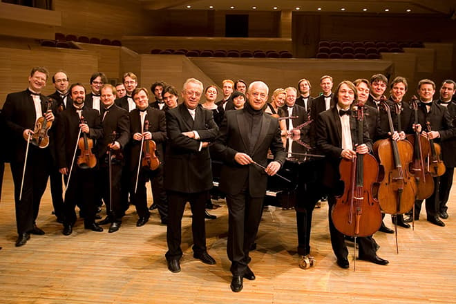 Всі члени оркестру - чоловічої статі, оскільки жінки зазвичай зв'язані по руках і ногах сім'єю, дітьми, чоловіками, що є неабиякою проблемою для гастролює колективу