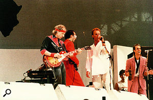 Dire Straits в Live Aid в 1985 году со Стингом, повторяющим свой вокал на вступлении к «Money For Nothing»
