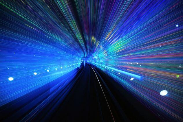 Згідно спеціальної теорії відносності Ейнштейна, швидкість світла незмінна - і дорівнює приблизно 300 000 000 метрів в секунду, незалежно від спостерігача