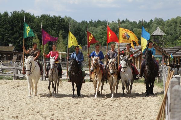 Відвідувачі Стародавнього Києва також зможуть взяти участь в різноманітних майстер-класах: постріляти з лука, покататися верхи на коні, позмагатися на локації «спорт-меч» і поборотися м'якими мечами, відвідати музеї - «Чудеса Стародавнього Києва», відпочити у Лісового озера і відчути себе справжнім жителем і спадкоємцем величного держави Київська Русь