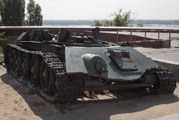 Покриті іржею останки танка пофарбували, але на цьому відновлювальні роботи завершилися