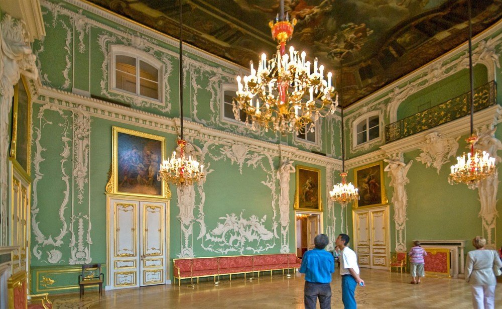 У Танцювальному залі Строганівського палацу проходять концерти, що продовжує цикл «Музичні четверги в Строгановском палаці»