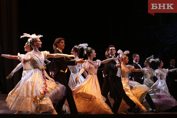 Танець-хід у виконанні балету став відсиланням до історії театру - саме з цієї опери почався репертуар трупи в 50-і роки