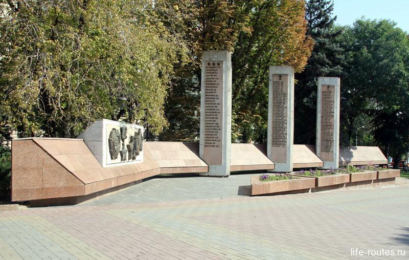 Крім архітектури на Алеї Героїв можна розглянути стели, на яких увічнені імена 127-ми героїв Сталінграда
