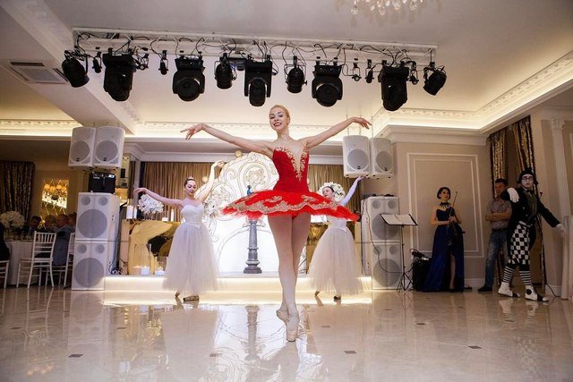 До п'ятого класу Софія вчилася в академії Російського балету імені Ваганової, а потім з батьками переїхала в Будапешт, де закінчила Угорську академію балету