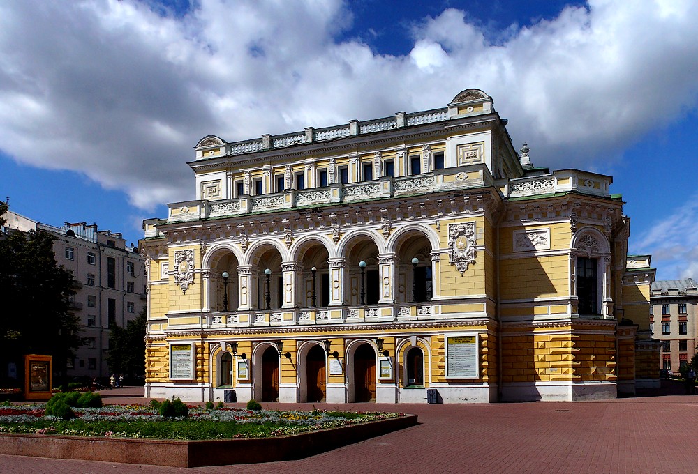 Театр драми розташовується за адресою: вулиця Велика Покровська, 13
