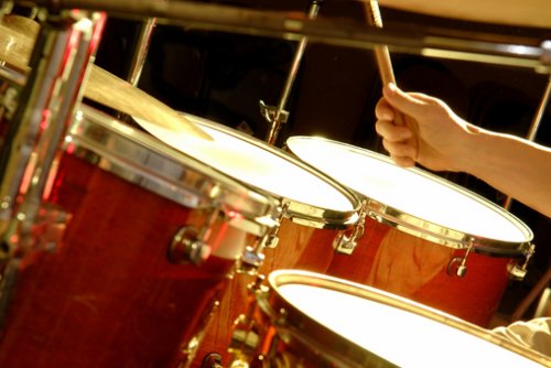 Що може ефективно і якісно навчити Вас грі на барабанах