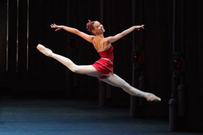 Після випуску в 2002 році мініатюрна Кретова входить в танцювальну трупу театру «Кремлівський балет», де перетанцювала більшість партій класичного репертуару