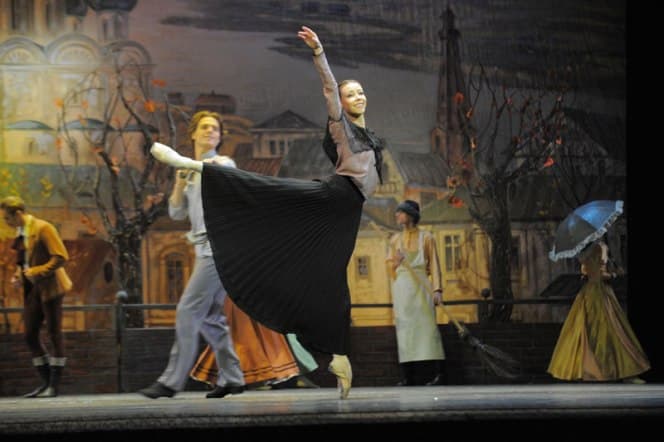 У 2008 році Кретова встигла попрацювати з Єкатеринбурзький державним академічним театром опери та балету, де станцювала Господиню Мідної гори на прем'єрному показі балету «Кам'яна квітка»   Сергія Прокоф'єва