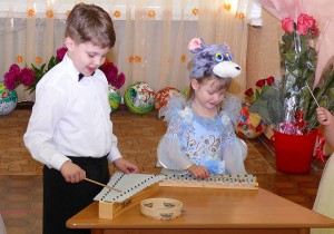Шумові ударні інструменти можна використовувати дуже широко і різноманітно, особливо в роботі з маленькими дітьми