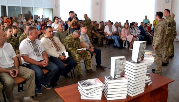 В Україні вийшла перша книга про оборону Луганського аеропорту У вогняному кільці
